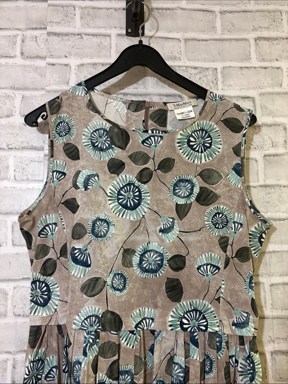 ‘s MaxMara Sleeveless Floral Fit-and-Flare Dress, see measurements - Picture 2 of 6